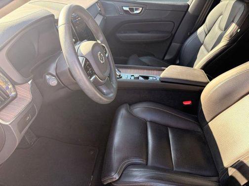 2023 Volvo XC60 B5 Ultimate Bright Theme