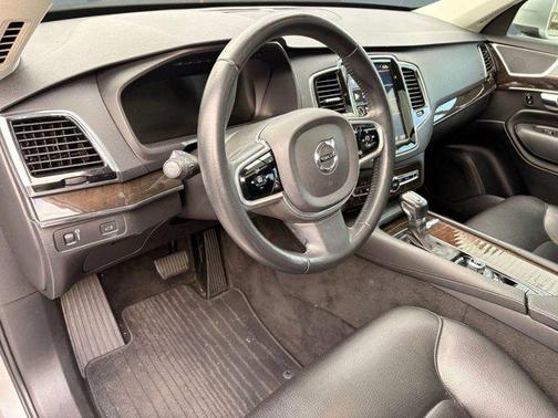 2018 Volvo XC90 T6 Momentum