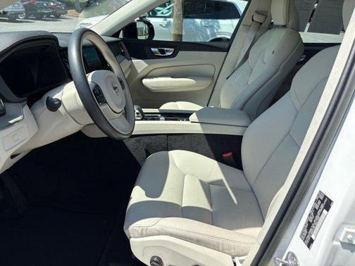 2023 Volvo XC60 B5 Plus Dark Theme