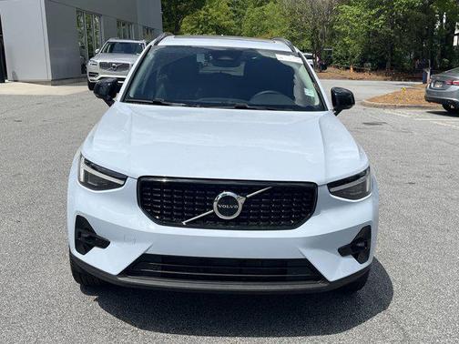 2025 Volvo XC40 B5 Ultra Dark Theme