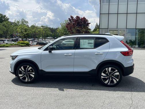 2025 Volvo XC40 B5 Ultra Dark Theme