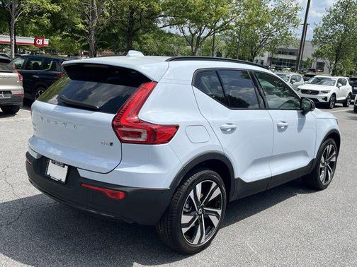 2025 Volvo XC40 B5 Ultra Dark Theme