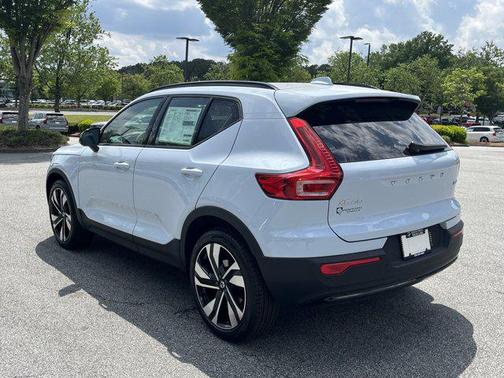 2025 Volvo XC40 B5 Ultra Dark Theme