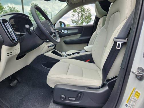 2025 Volvo XC40 Plus Bright Theme