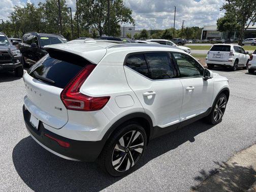 2025 Volvo XC40 B5 Plus Bright Theme