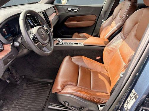 2023 Volvo XC60 B5 Ultimate Bright Theme