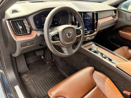 2023 Volvo XC60 B5 Ultimate Bright Theme