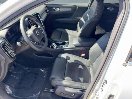 2023 Volvo XC40 B4 Plus Bright Theme