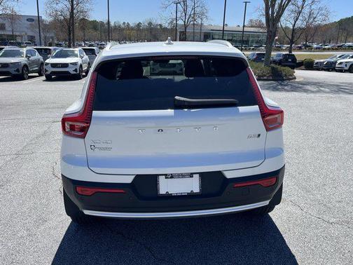 2025 Volvo XC40 B5 Core Bright Theme