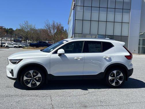2025 Volvo XC40 B5 Core Bright Theme