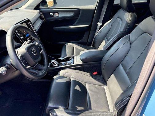 2023 Volvo XC40 B5 Plus Dark Theme