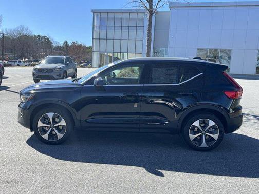 2025 Volvo XC40 B5 Plus Bright Theme