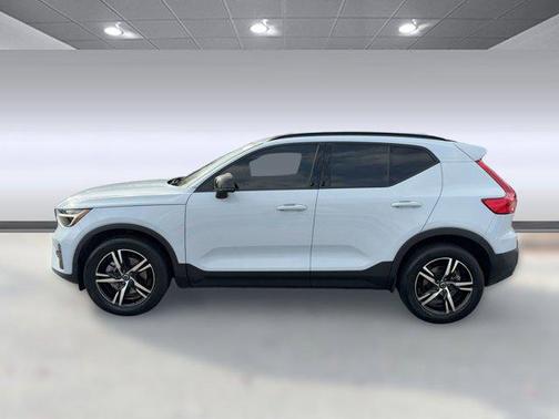 2024 Volvo XC40 B5 Core Dark Theme