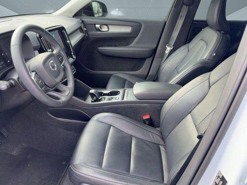 2024 Volvo XC40 B5 Core Dark Theme