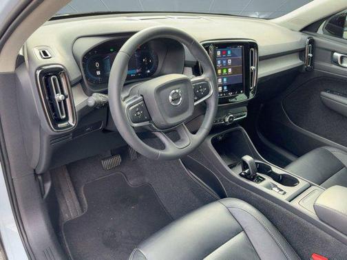 2024 Volvo XC40 B5 Core Dark Theme