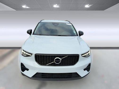 2024 Volvo XC40 B5 Core Dark Theme