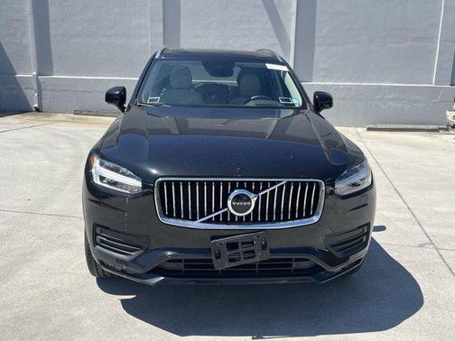 2022 Volvo XC90 T6 Momentum