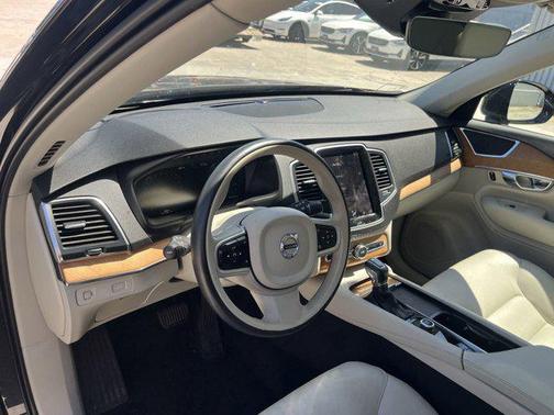 2022 Volvo XC90 T6 Momentum