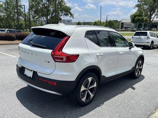 2023 Volvo XC40 B5 Plus Bright Theme