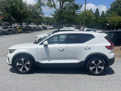 2023 Volvo XC40 B5 Plus Bright Theme