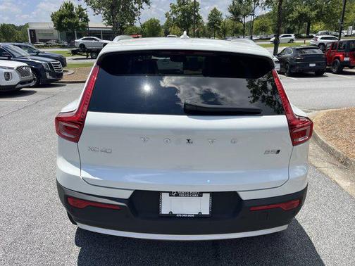 2023 Volvo XC40 B5 Plus Bright Theme
