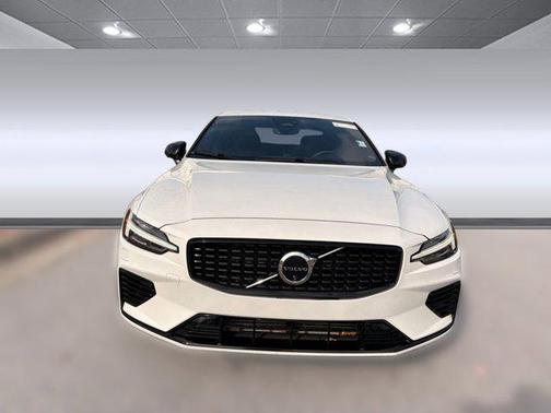 2024 Volvo S60 Recharge Plug-In Hybrid T8 Ultimate Dark Theme