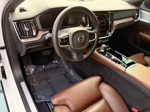 2024 Volvo S60 Recharge Plug-In Hybrid T8 Ultimate Dark Theme