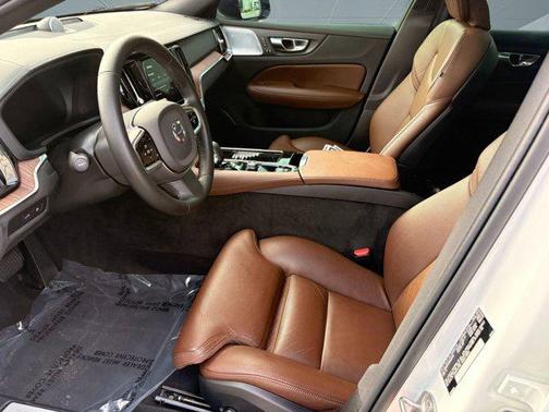 2024 Volvo S60 Recharge Plug-In Hybrid T8 Ultimate Dark Theme