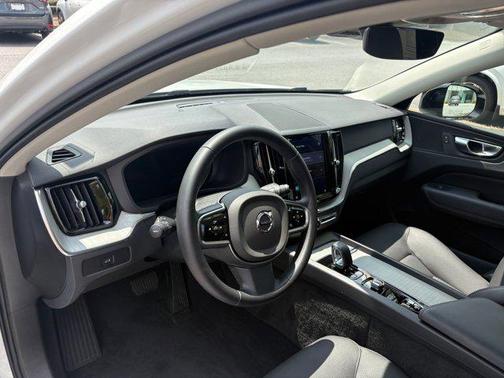2025 Volvo XC60 Plus