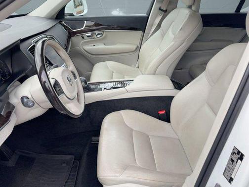 2017 Volvo XC90 T6 Momentum