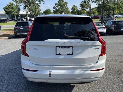 2022 Volvo XC90 T6 Momentum