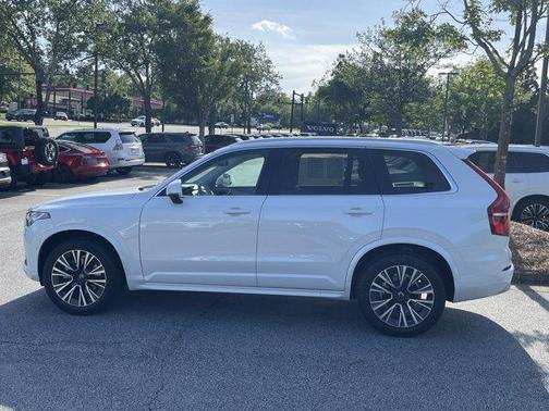 2022 Volvo XC90 T6 Momentum