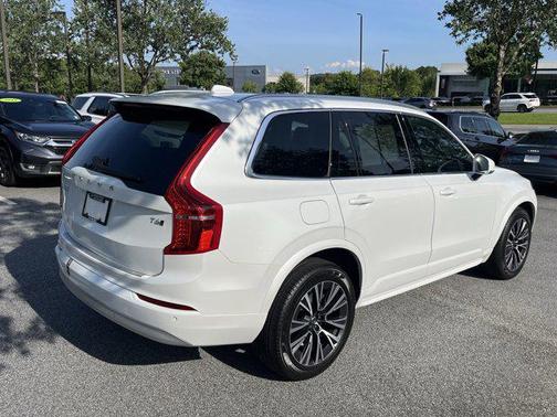2022 Volvo XC90 T6 Momentum