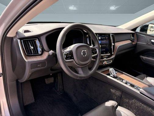 2023 Volvo XC60 B5 Ultimate Dark Theme