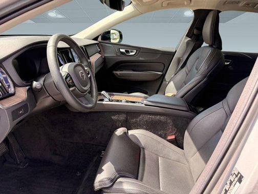 2023 Volvo XC60 B5 Ultimate Dark Theme