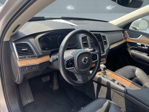 2022 Volvo XC90 T6 Momentum