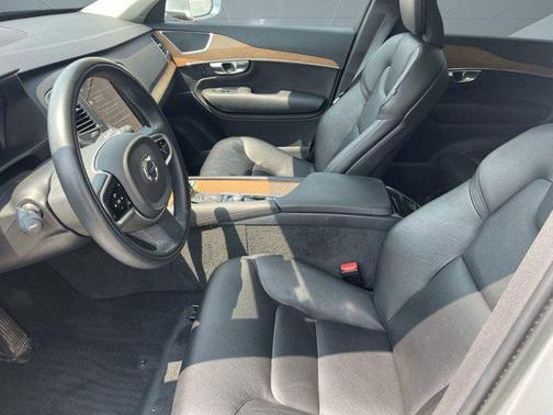 2022 Volvo XC90 T6 Momentum