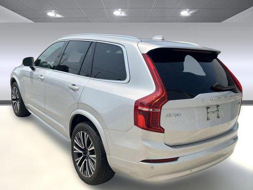 2022 Volvo XC90 T6 Momentum