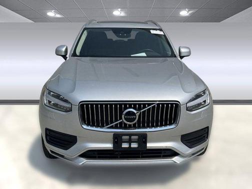 2022 Volvo XC90 T6 Momentum