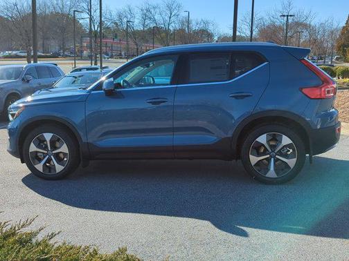 2025 Volvo XC40 B5 Plus Bright Theme