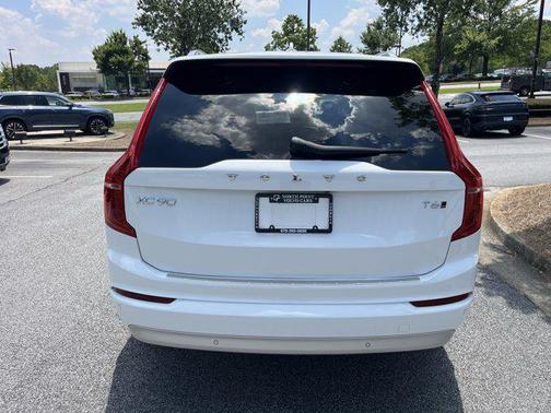 2022 Volvo XC90 T6 Momentum