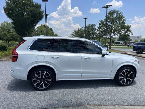 2022 Volvo XC90 T6 Momentum