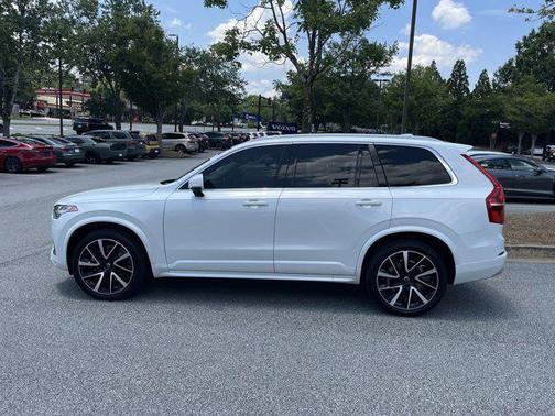 2022 Volvo XC90 T6 Momentum