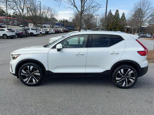 2023 Volvo XC40 B5 Plus Bright Theme