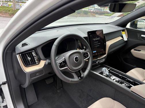 2026 Volvo XC60 B5 Plus
