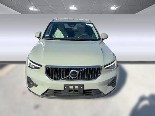 2023 Volvo XC40 B5 Plus Bright Theme