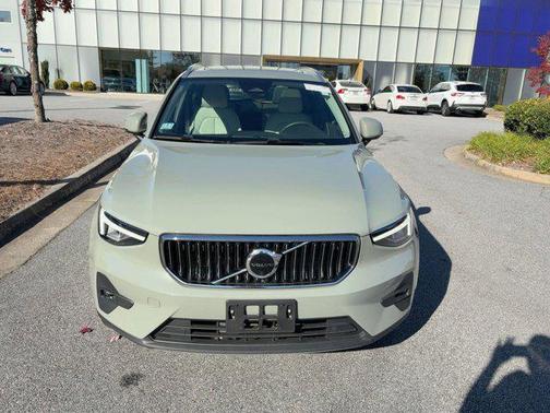 2023 Volvo XC40 B5 Plus Bright Theme