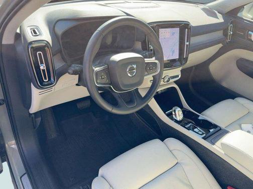 2023 Volvo XC40 B5 Plus Bright Theme