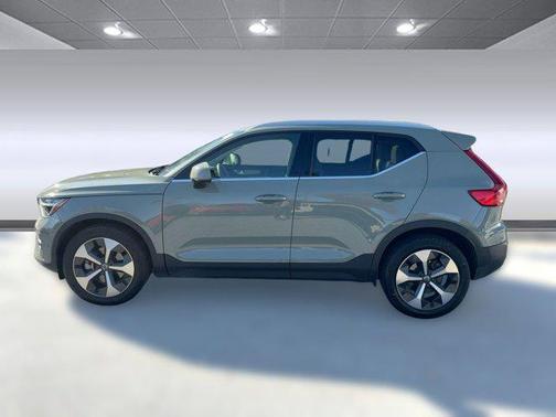 2023 Volvo XC40 B5 Plus Bright Theme