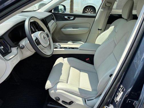 2022 Volvo XC60 B5 Inscription